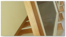 Arredamento in legno: scale con alzata e parapetto in noce