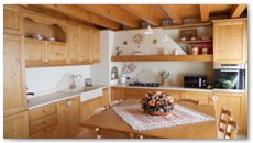Arredamento in legno: cucina in abete spazzolato