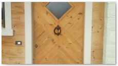 Arredamento in legno: porta ingresso in legno termotrattato