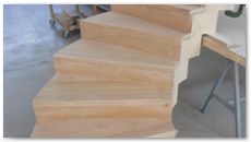 Arredamento in legno: scala curva